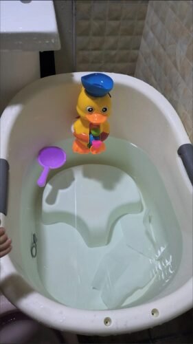 🛁🦆[SG Local Stock] JP Import Duck Bath Toy Spins, Sprays & Floats💦 photo review